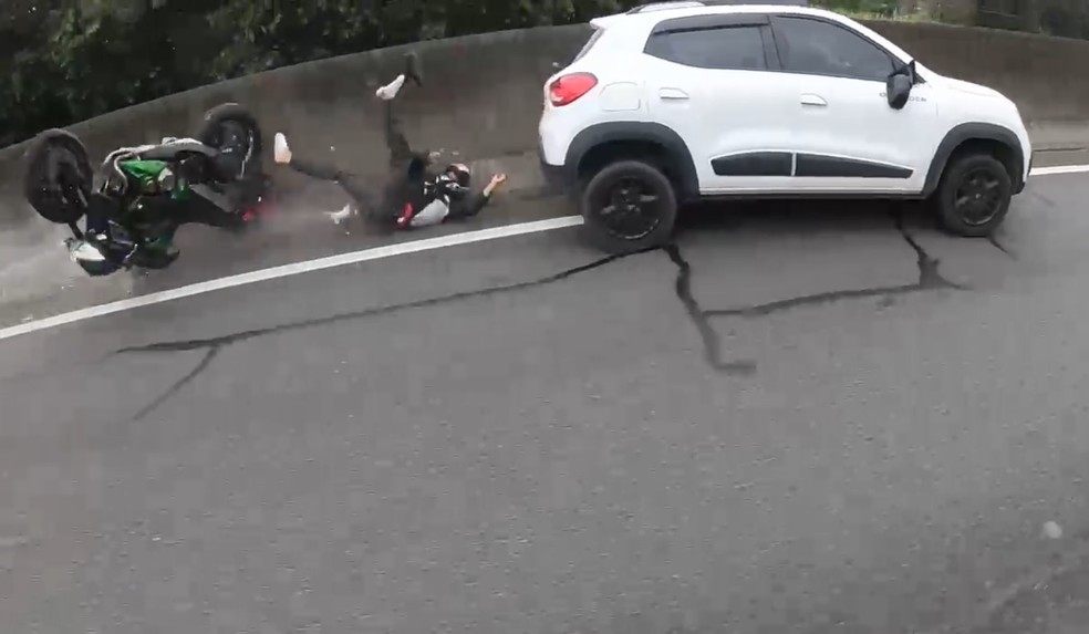 Piloto da motocicleta teve ferimentos na perna, diz polícia — Foto: Reprodução/Redes Sociais