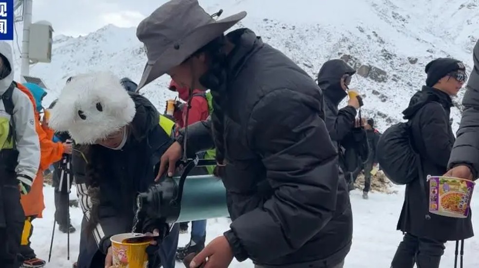 Os socorristas forneceram comida às pessoas que estavam sendo resgatadas. — Foto: CCTV via BBC