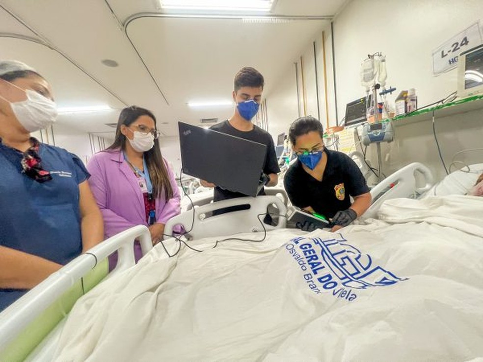 Paciente desacordada recebe cuidados no HGE, para onde foi levada após ser socorrida pelo Samu — Foto: Ascom/HGE