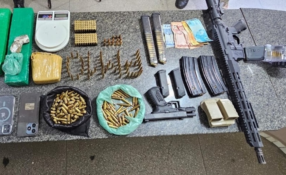 Armas, munições e drogas apreendidas durante a operação em Assú, RN — Foto: Cedida