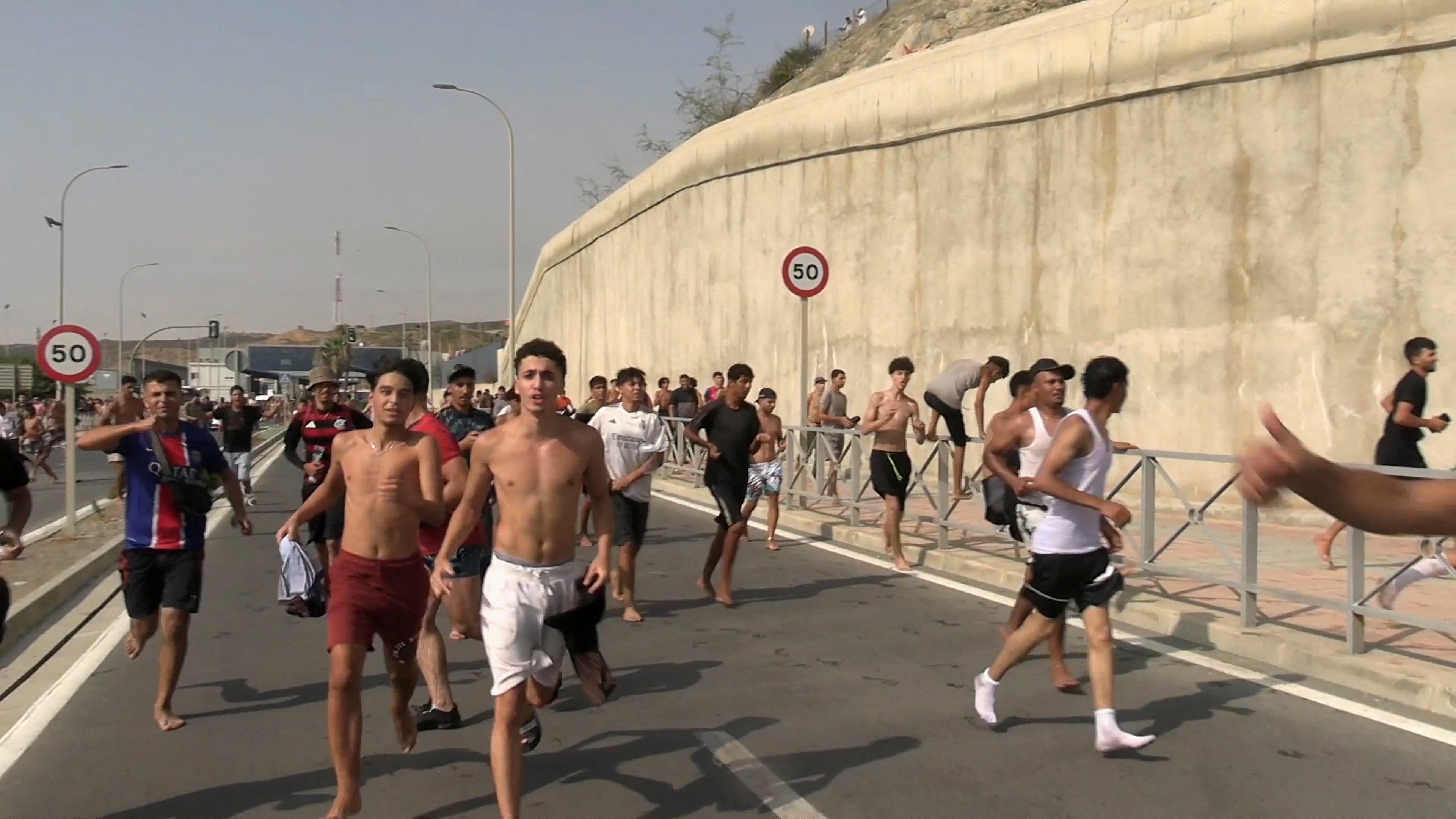 VÍDEO mostra imigrantes do Marrocos chegando a nado em Ceuta, cidade da Espanha