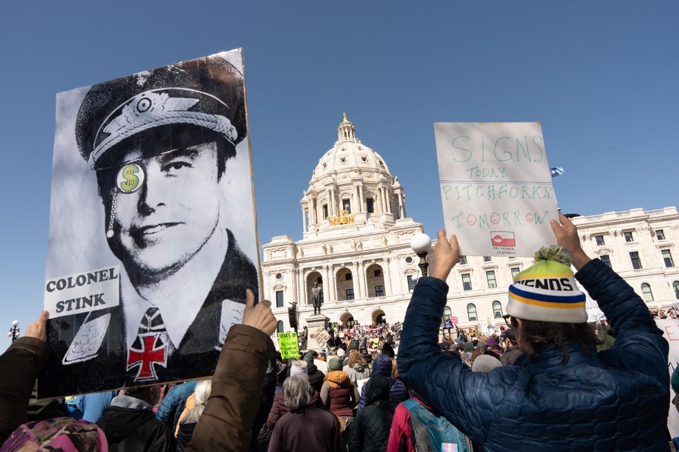 Protesto contra o governo Trump em frente ao capitólio de Minnesota — Foto: Tim Evans/AFP