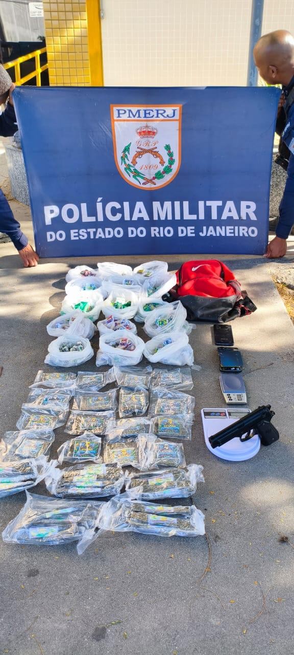 Foragido da Justiça é preso com drogas, balanças e réplica de pistola em Cabo Frio