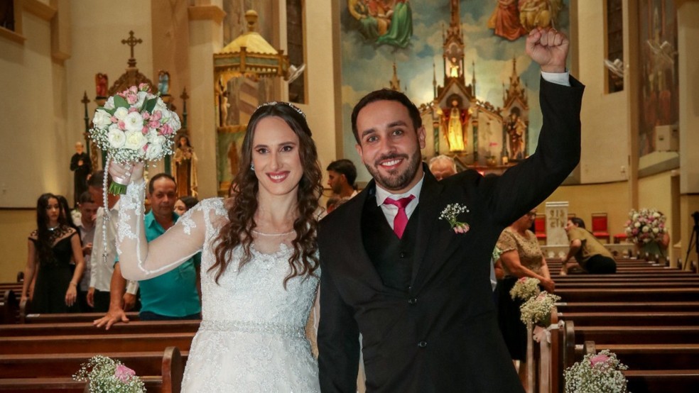 Maire Izabela Cortez Calegari  e Cleiton após o casamento — Foto: Reprodução