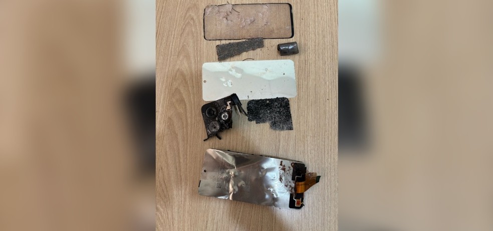 Restos de celular destruído foram encontrados pela Polícia Civil após detalhes divulgados por suspeito — Foto: Arquivo pessoal