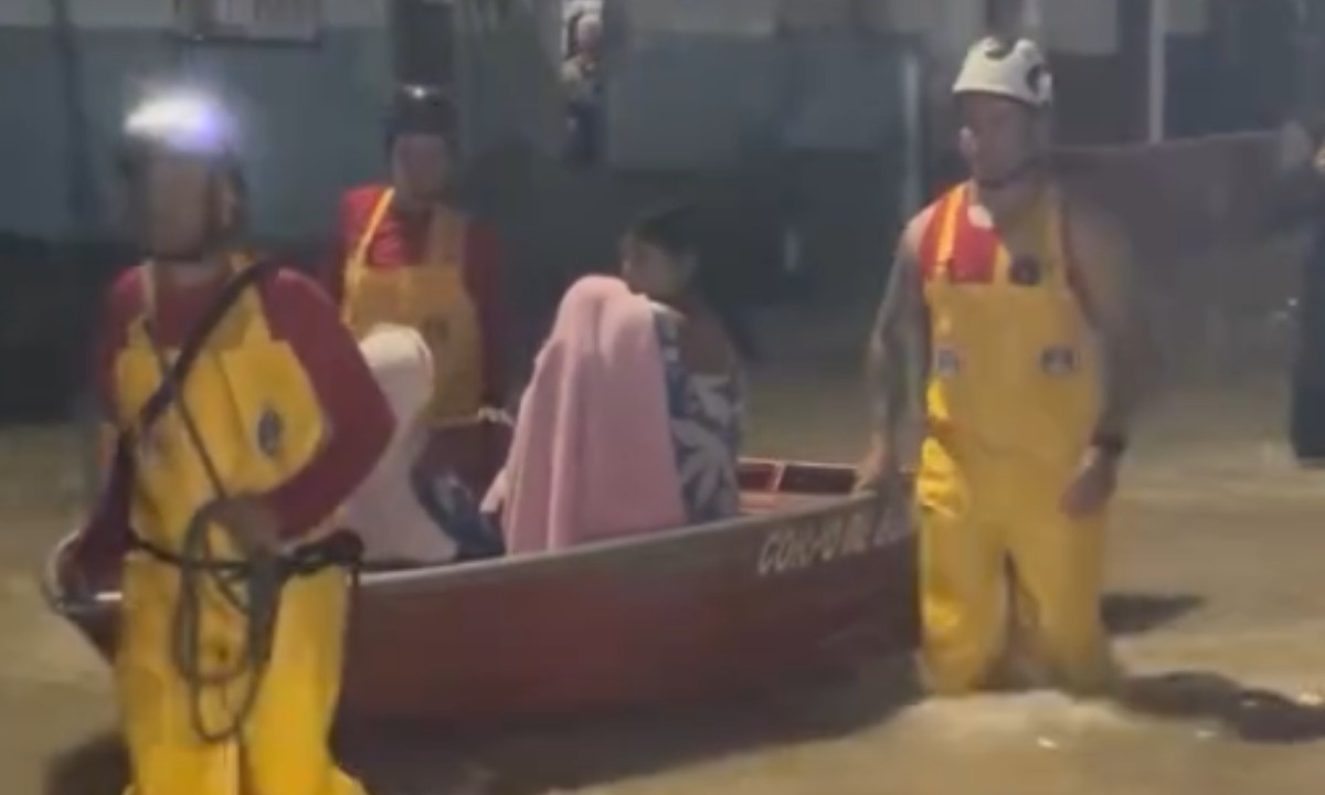 VÍDEO: Bombeiros usam bote para resgatar moradores de rua alagada por forte chuva em Manaus