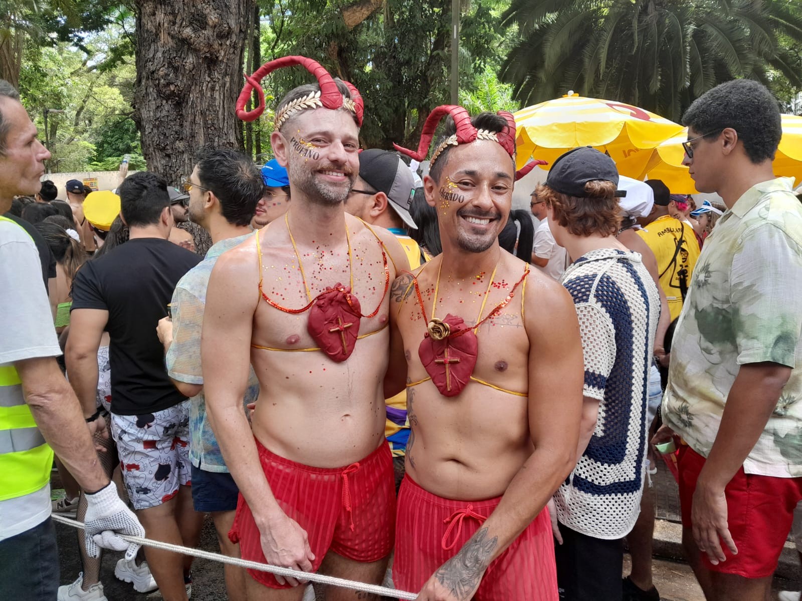 Bloco 'Explode Coração' celebra 10 anos ao som de Maria Bethânia e arrasta multidão em SP