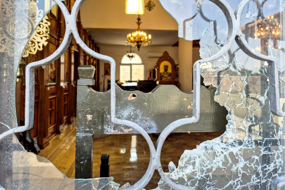 Marcas de tiros em um banco dentro de uma igreja greco-ortodoxa na vila de Hammoud, na província de Karak, no sul da Jordânia, em 24 de outubro de 2026, um dia após o ataque que deixou nove mortos e dezenas de feridos. — Foto: Mussa Hattar/AFP