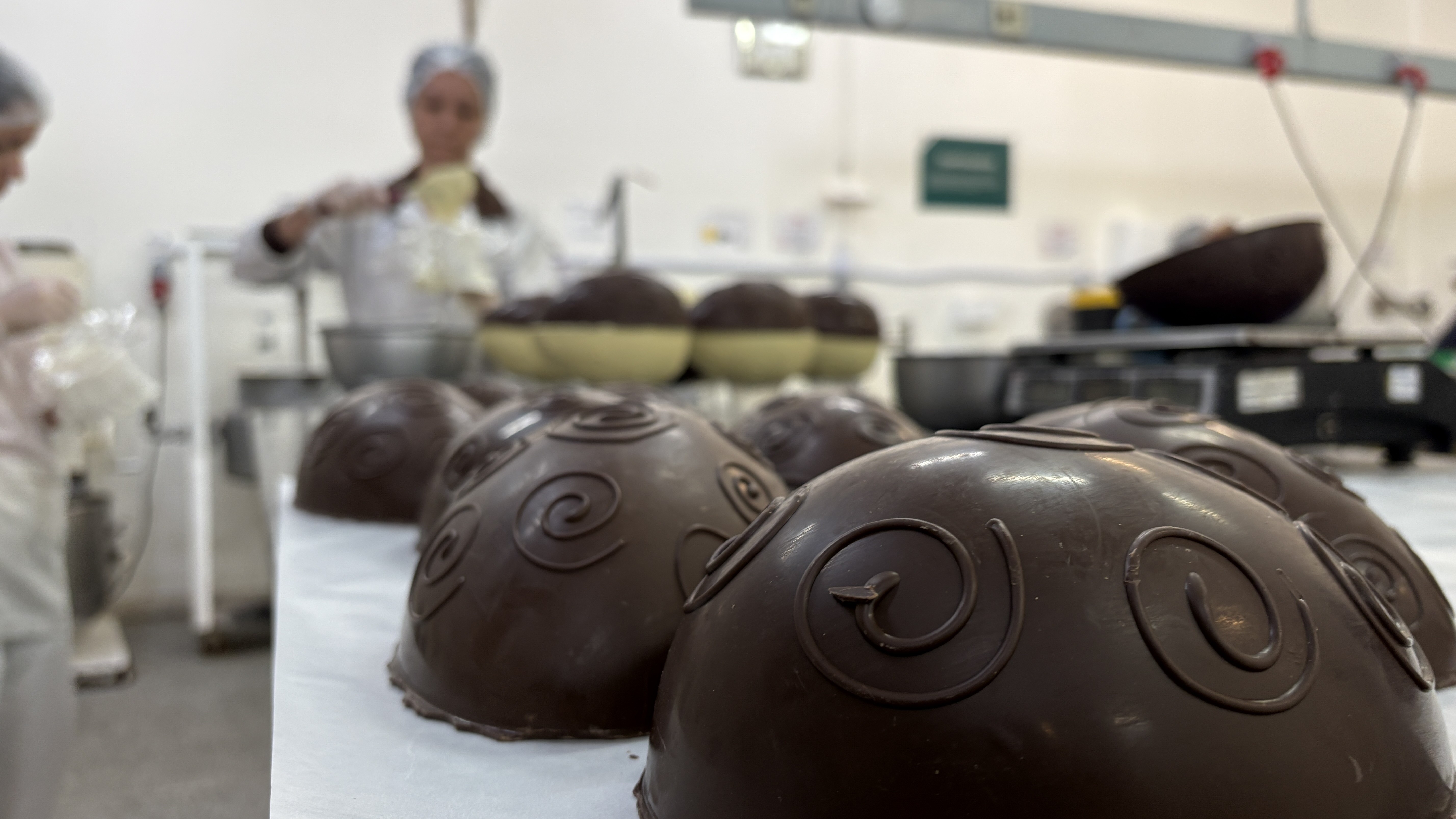 Mais trabalho para o coelhinho! Mesmo antes da Páscoa, produção de chocolate em Gramado já é 20% maior do que no ano passado