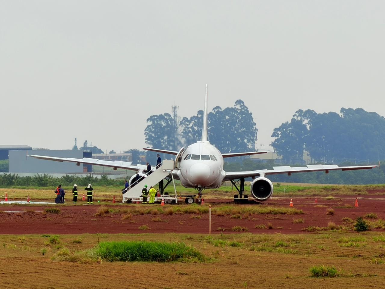 Avião com 151 pessoas a bordo sai da pista durante pouso no Paraná e para em área de lama