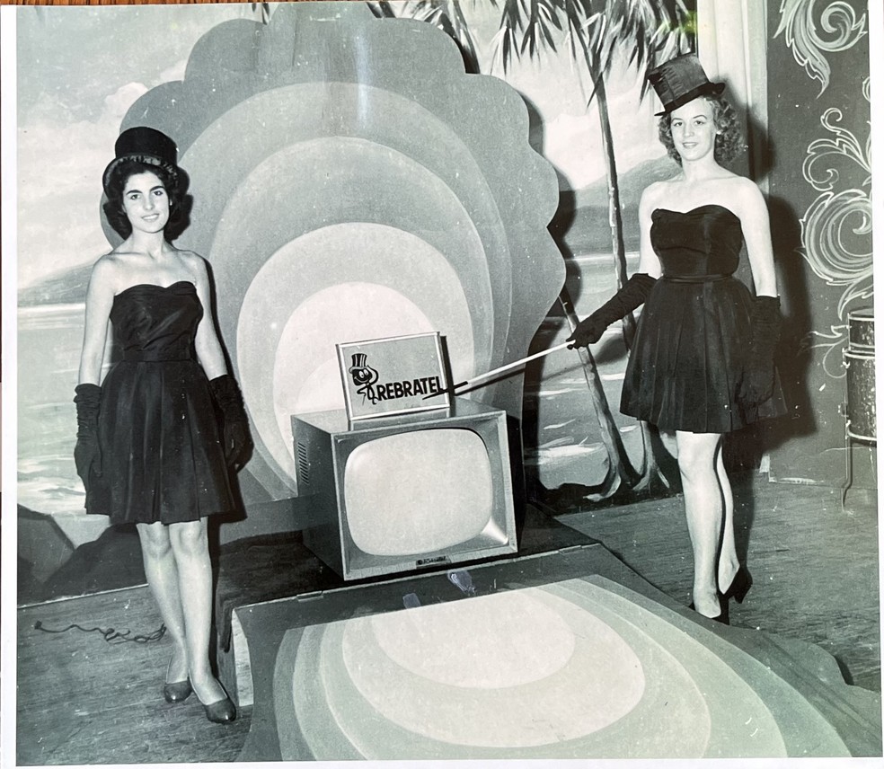 Modelo de televisor da Rebratel vendido de Bauru (SP) como pré-requisito para a inauguração da emissora de Simonetti — Foto: Arquivo/TV TEM