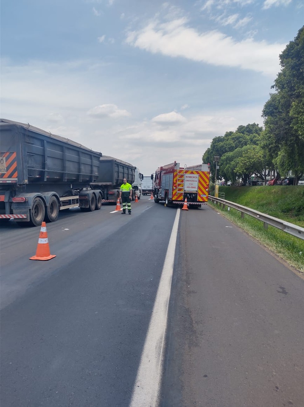 Motociclista fica em estado grave depois de colidir contra caminhão na SP-310 em São Carlos — Foto: Maicon Ernesto/São Carlos em Foco