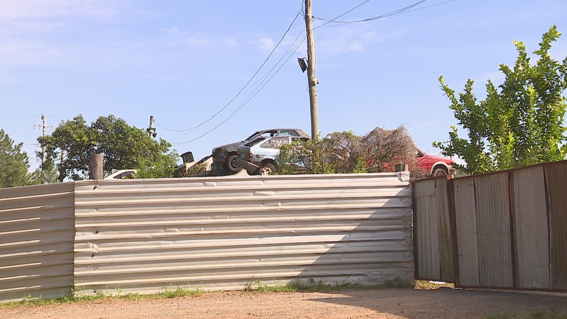 Réus por morte de adolescente e jovem torturados após furto de baterias em depósito do Detran são julgados no RS; relembre