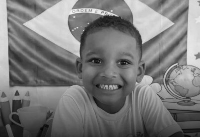 Menino de 4 anos morre após ser atropelado por carro enquanto brincava na porta de casa na Bahia