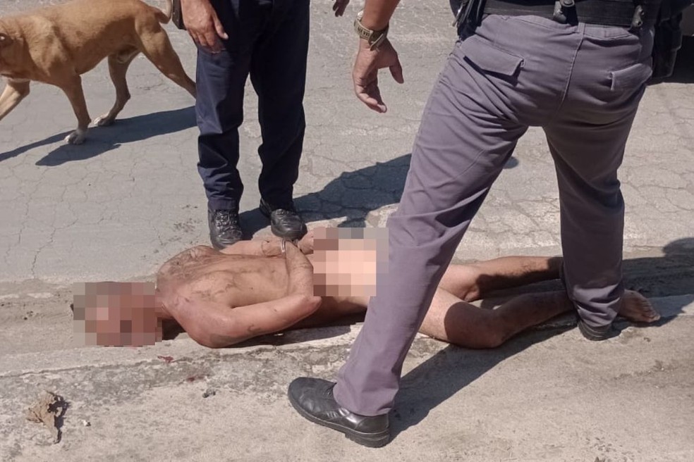 Segundo testemunha ouvida pela reportagem, ele tirou a roupa 15 minutos antes de ser detido pela polícia — Foto: Vitor da Silva