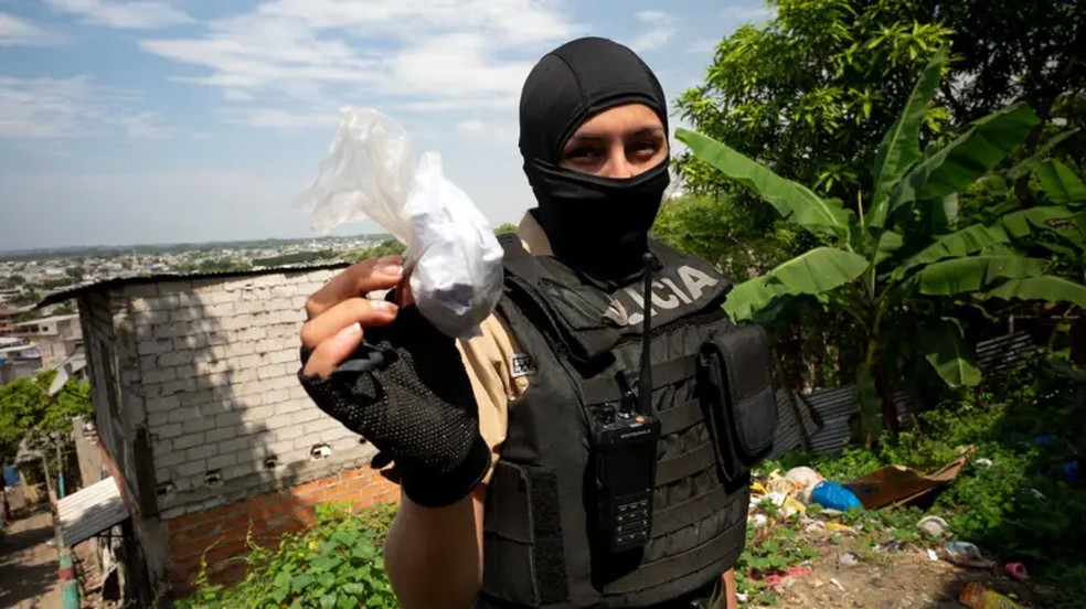A polícia captura os criminosos e apreende drogas, mas existem queixas de que a corrupção do Judiciário impede que haja mudanças reais no Equador — Foto: Lee Durant/BBC
