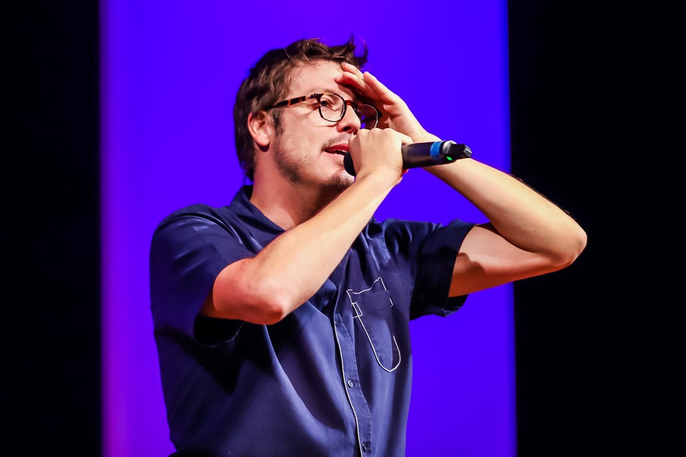 Fabio Porchat em seu espetáculo "Histórias do Porchat" — Foto: Divulgação/ajulianadasfoto
