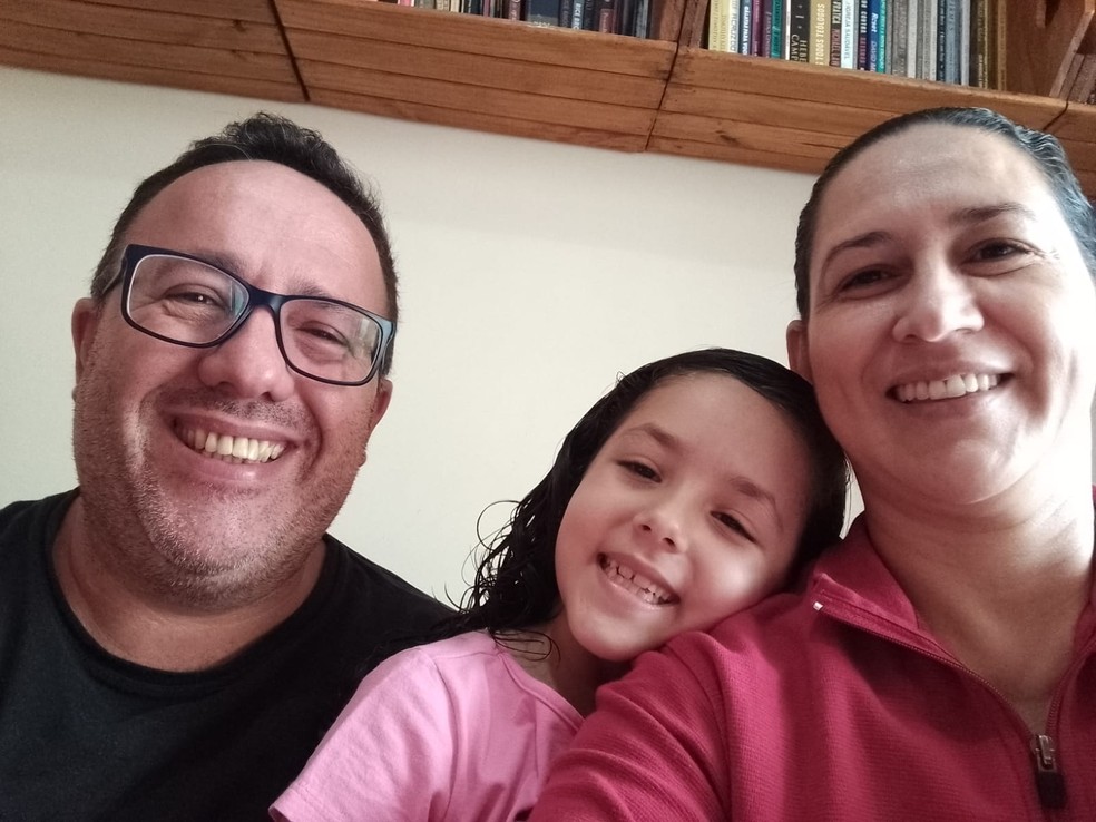 Sergio Fermino, a mulher Gislene e a filha Isabela — Foto: Arquivo Pessoal