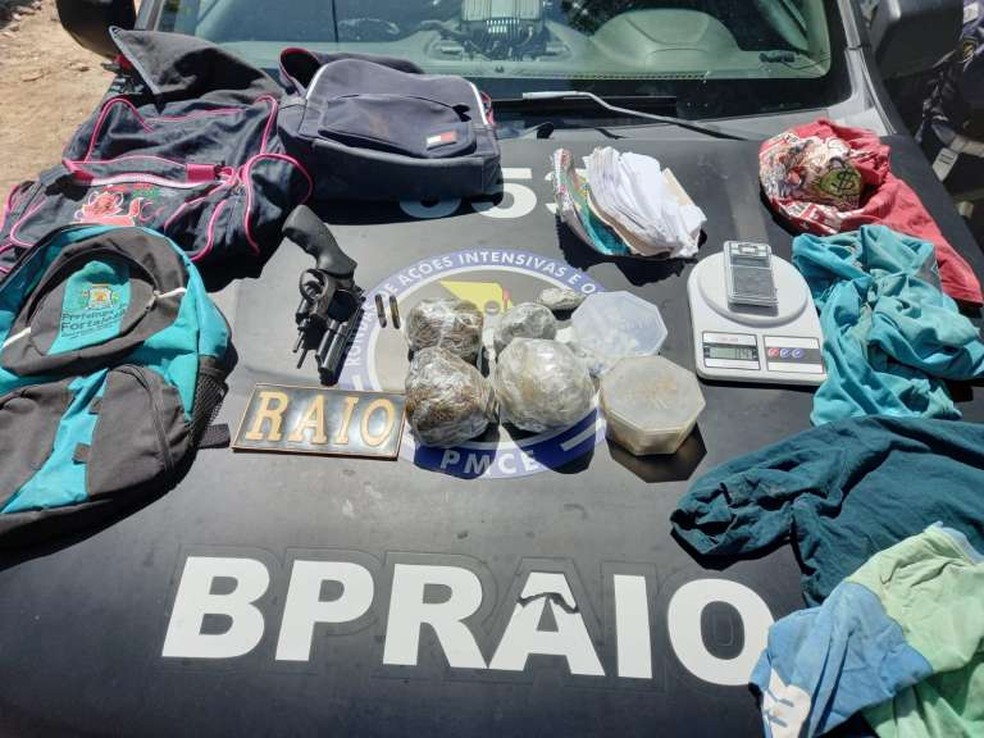 Arma e drogas apreendidas com o grupo em Fortaleza. — Foto: SSPDS/Reprodução