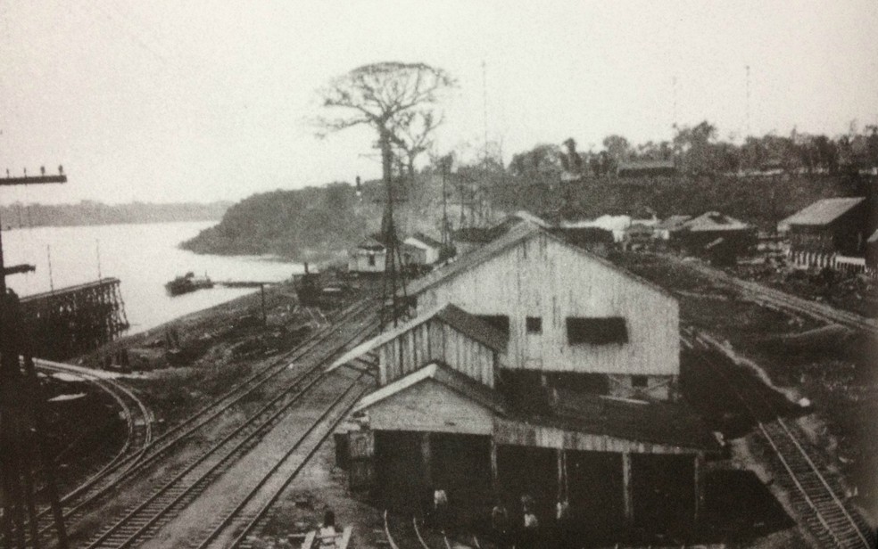 Canteiro de obras da Estrada de Ferro Madeira Mamoré, em 1910, no momento em que trabalhadores montavam uma locomotiva — Foto: Luiz Brito/Divulgação