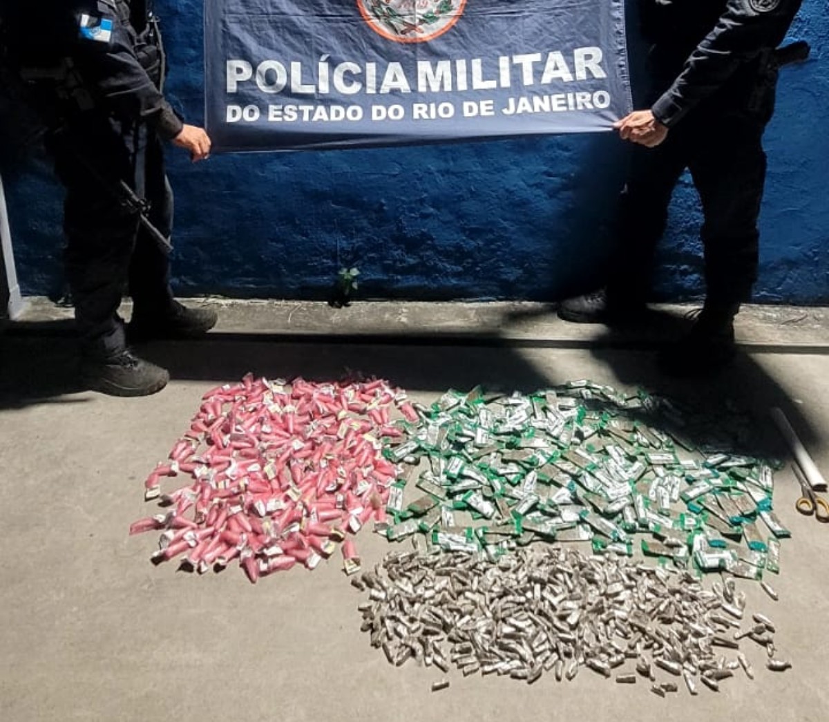 Mais de 700 tiras de maconha e 192 cápsulas de cocaína são apreendidas em Paraty