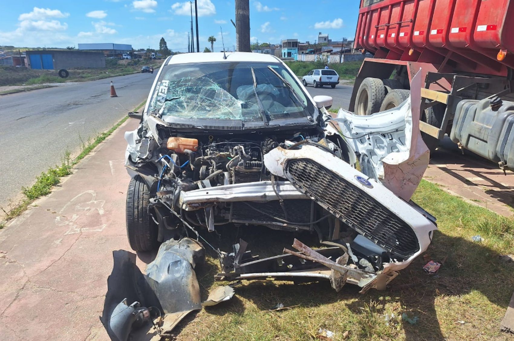 Motorista fica ferido em acidente entre carro e caminhão em Nossa Senhora do Socorro