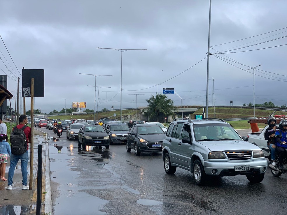 Congestionamento no acesso à Ponte Newton Navarro em Natal — Foto: Gustavo Brendo/Inter TV Cabugi