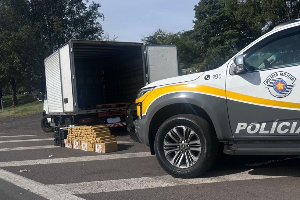 Caminhão que transportava drogas foi parado pela Polícia Rodoviária na SP-270, em Presidente Prudente — Foto: Polícia Rodoviária/Divulgação