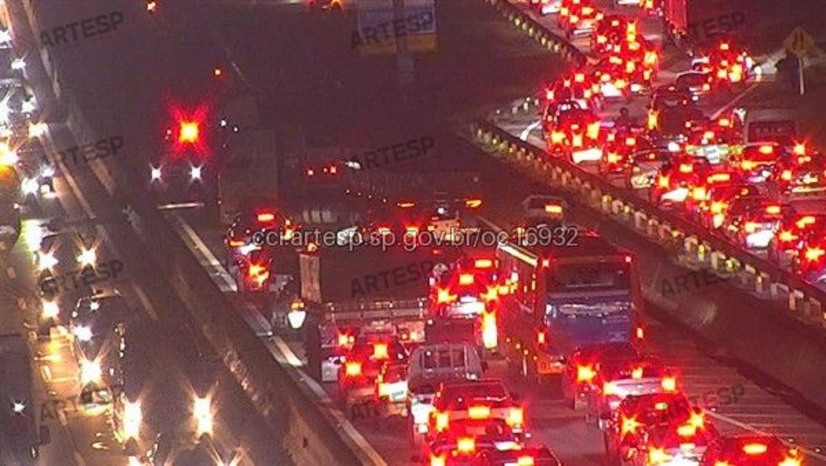 Três acidentes provocam congestionamento na Rodovia Raposo Tavares em Sorocaba