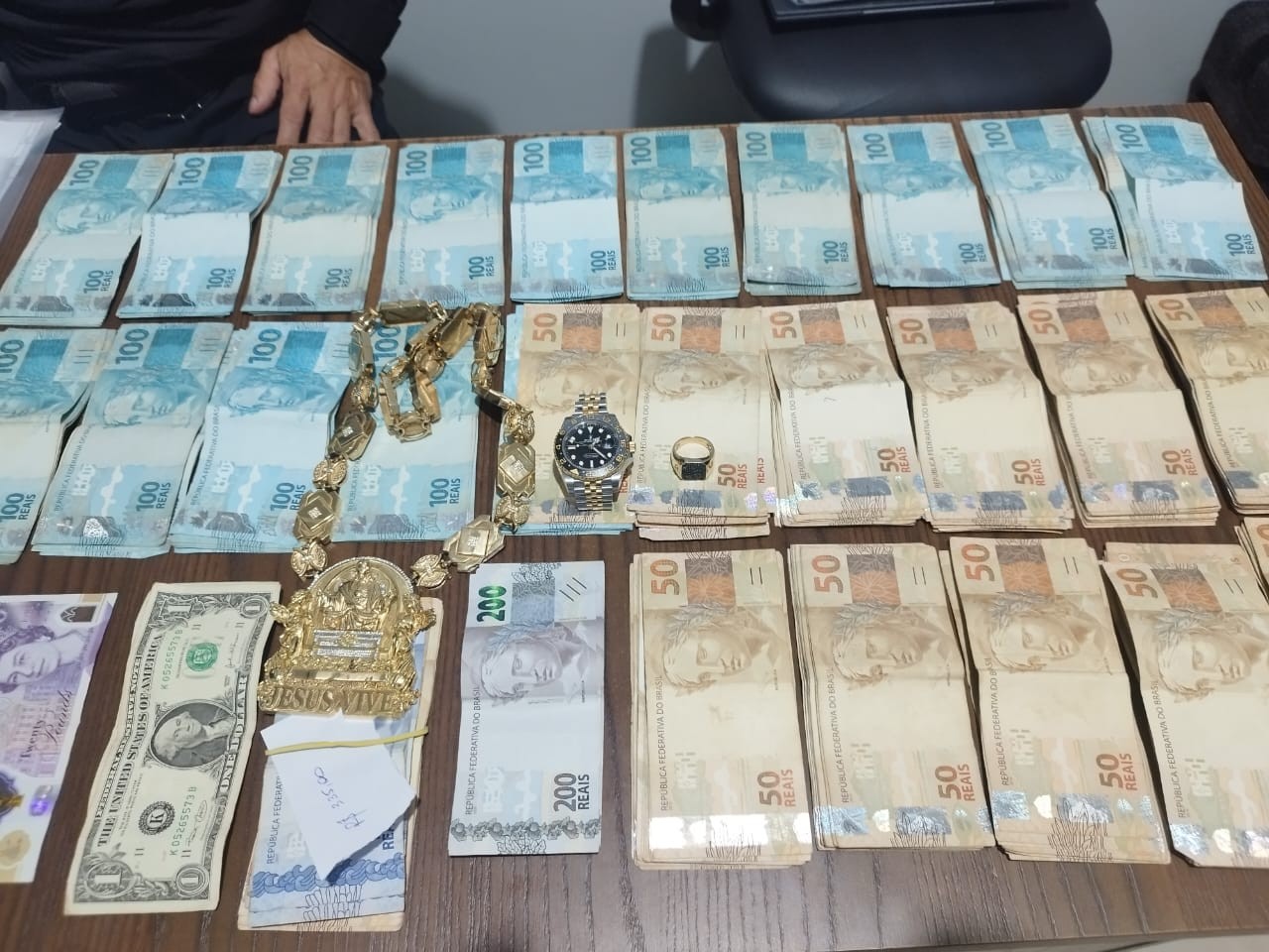 BMWs, dinheiro, joias e mais: veja o que foi apreendido com grupo que aplicava golpe por site falso no AP