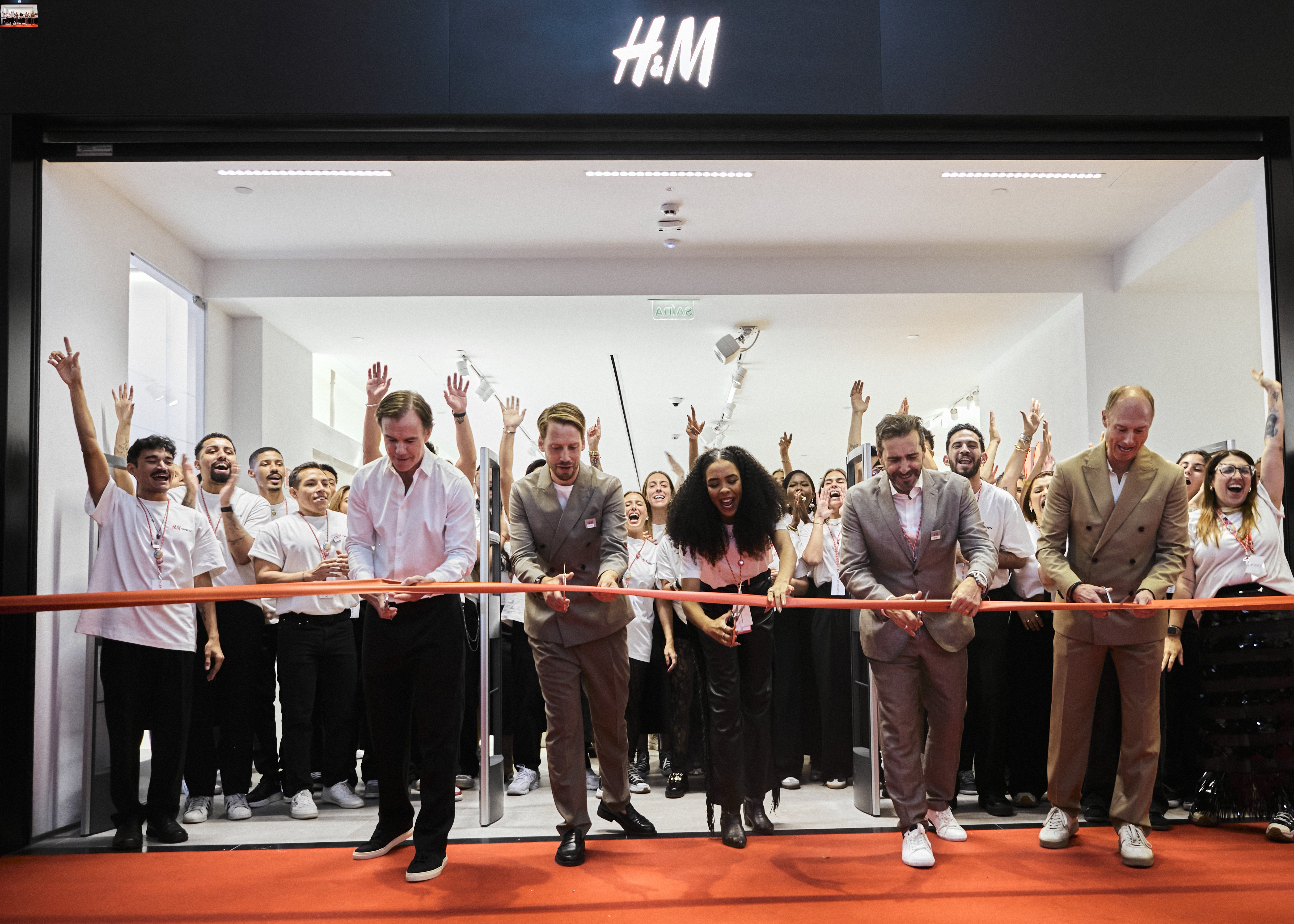 Loja de roupas abre 40 vagas de emprego no shopping Parque Dom Pedro, com salários de até R$ 2,3 mil 