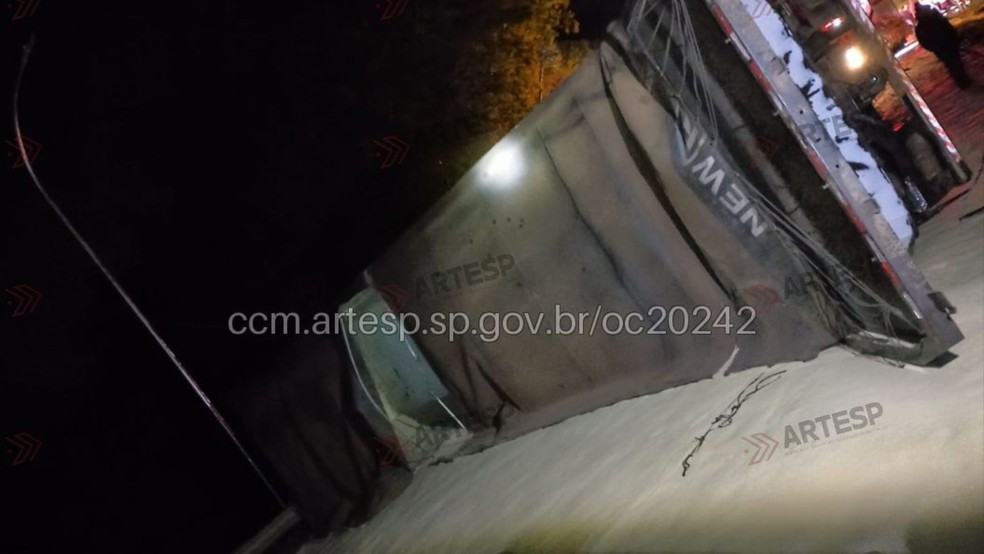 Batida entre carreta e caminhão interdita totalmente rodovia Washington Luís em Catiguá (SP) — Foto: Artesp/divulgação