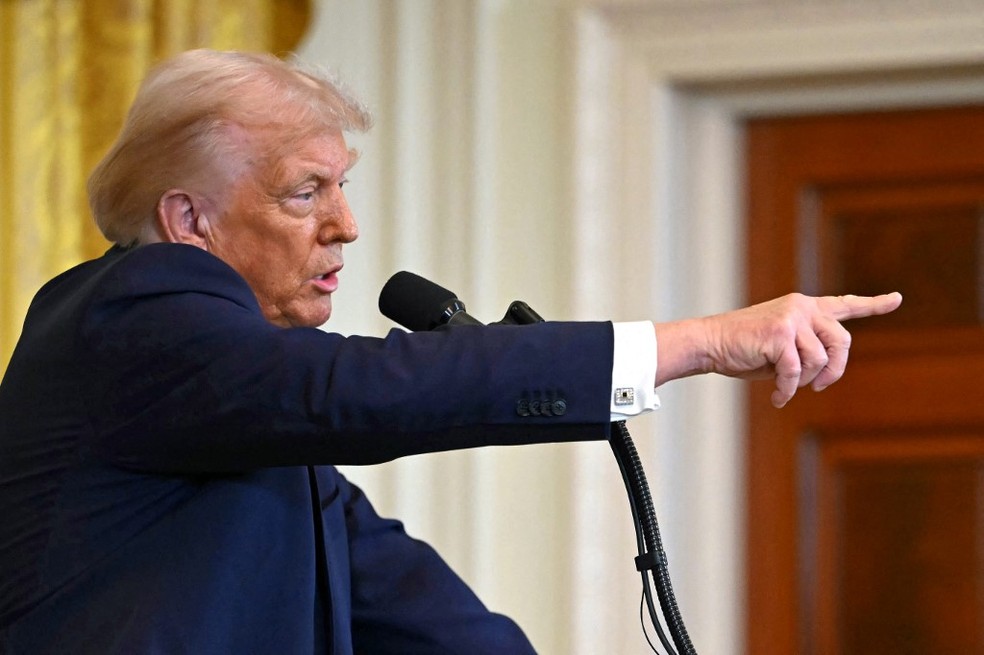 Trump durante entrevista à imprensa na Casa Branca — Foto: Andrew Caballero-Reynolds/AFP