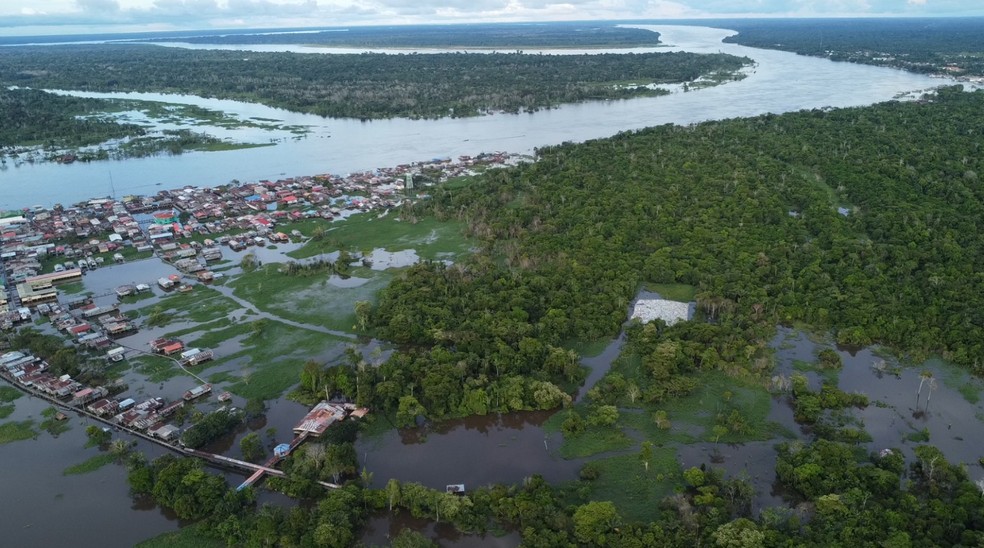 Lixão a céu aberto em cidade peruana contamina rio que deságua no Amazonas — Foto: Alexandro Pereira/Rede Amazônica