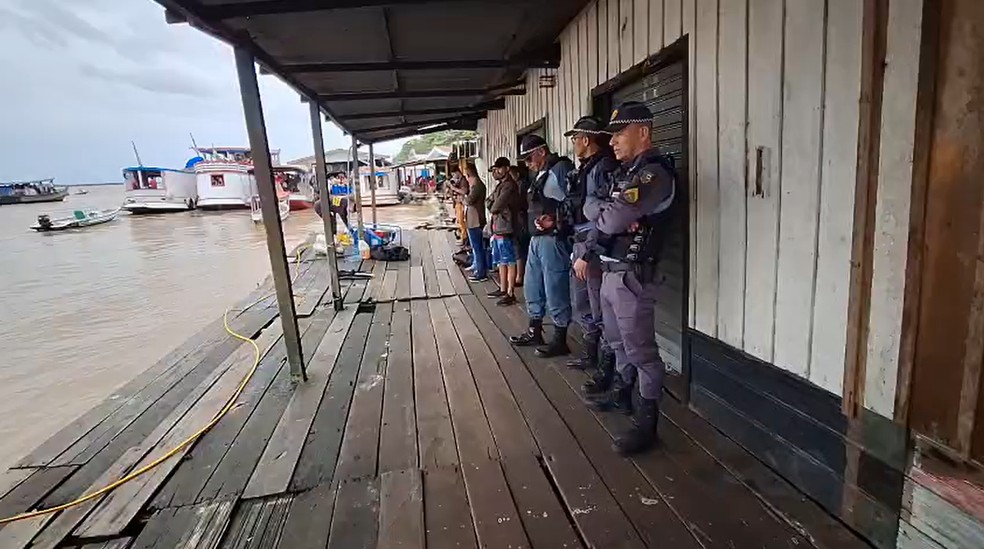 Buscas por Raimundo da Silva dos Santos que desapareceu ap&oacute;s ser empurrado dentro do Rio Solim&otilde;es, no porto de Manacapuru &mdash; Foto: Reprodu&ccedil;&atilde;o/Rede Amaz&ocirc;nica