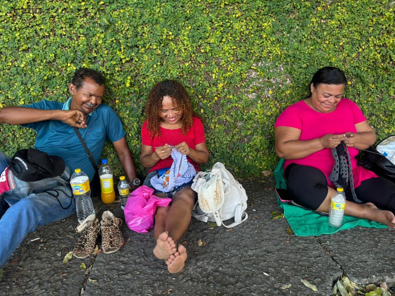 Enem 2025: na espera por candidatos, moto vira 'cama' e crochê ajuda acompanhantes a passar tempo