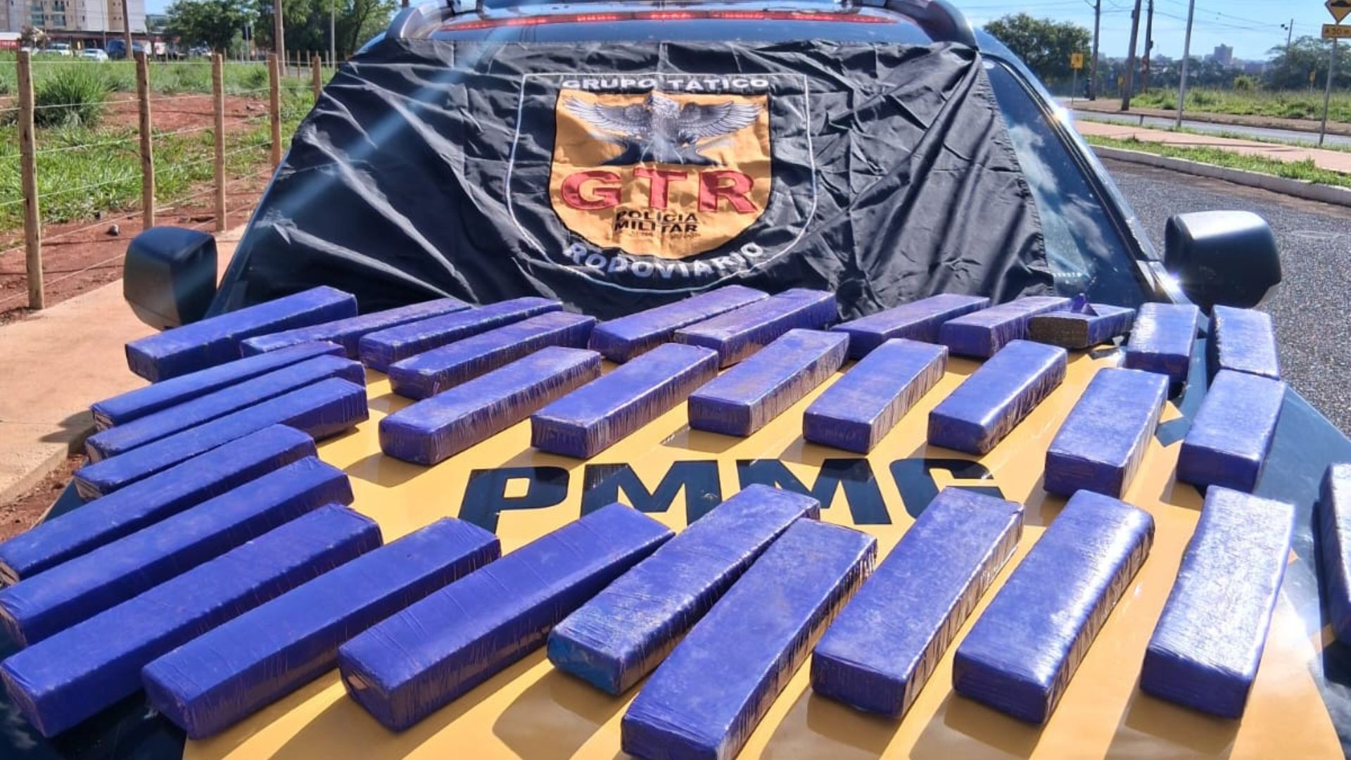 VÍDEO: Abordagem por falta de cinto leva à prisão de casal com 32 barras de maconha em Uberlândia