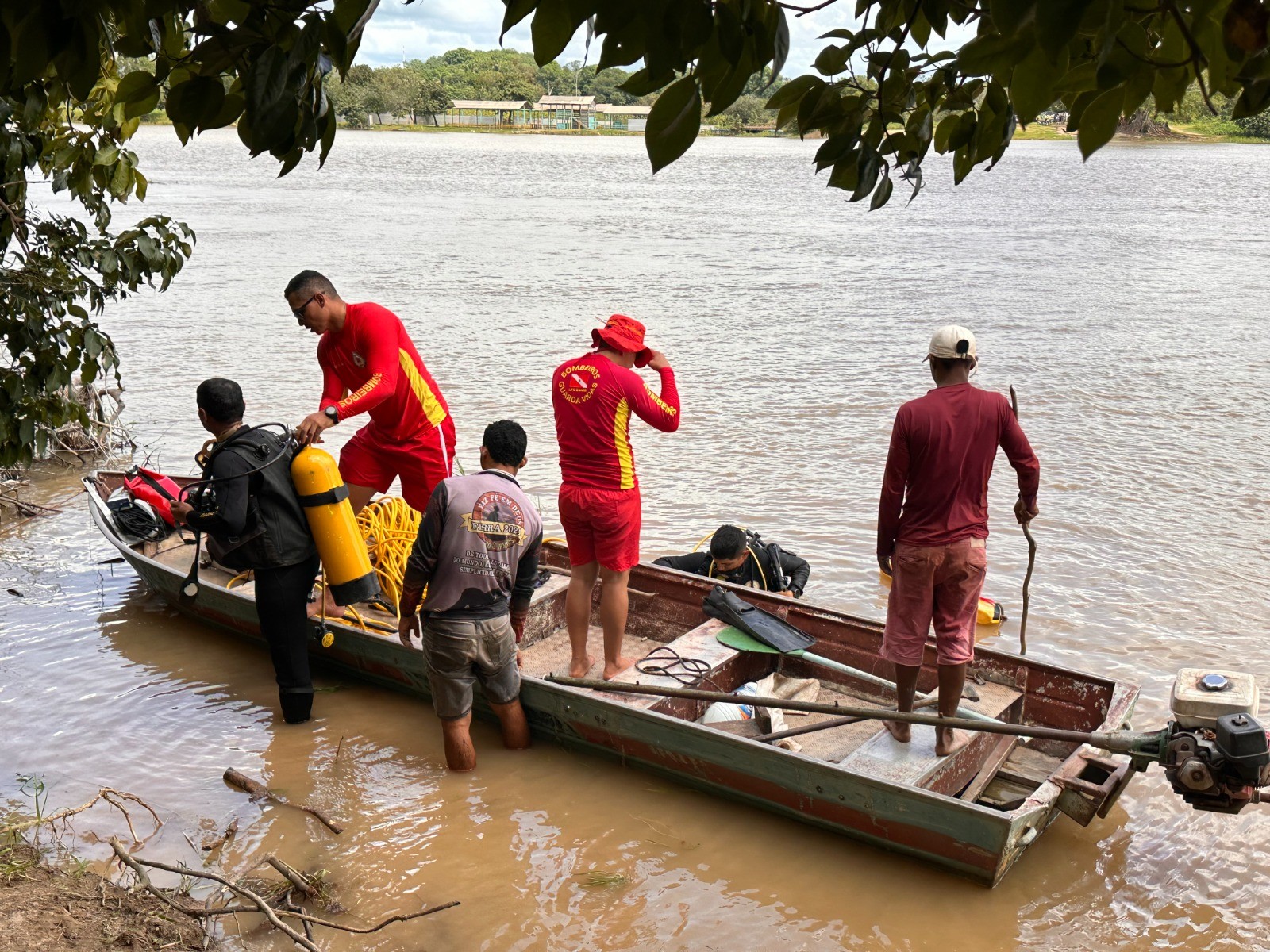 Mergulhadores fazem buscas por jovem que desapareceu no Rio Surubiú durante piracaia em Alenquer