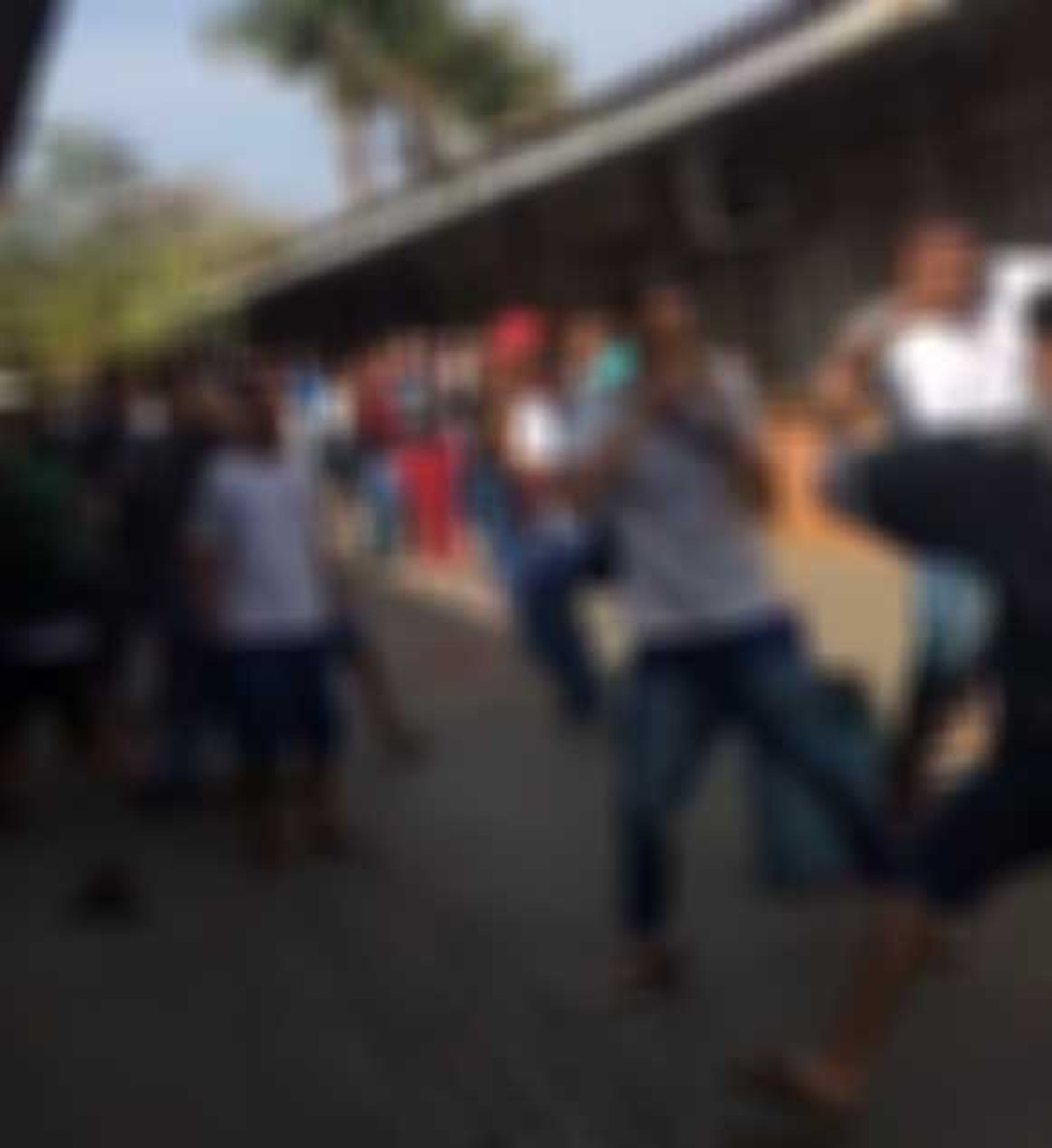 Momento em que estudantes trocam agressões em escola estadual, no distrito de Floresta do Sul, em Presidente Prudente (SP) — Foto: Cedida