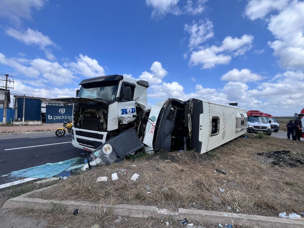 Colisão entre caminhão e microônibus com turistas aconteceu nesta terça-feira (22) em São José de Mipibu, na Grande Natal — Foto: Vinícius Marinho/Inter TV Cabugi