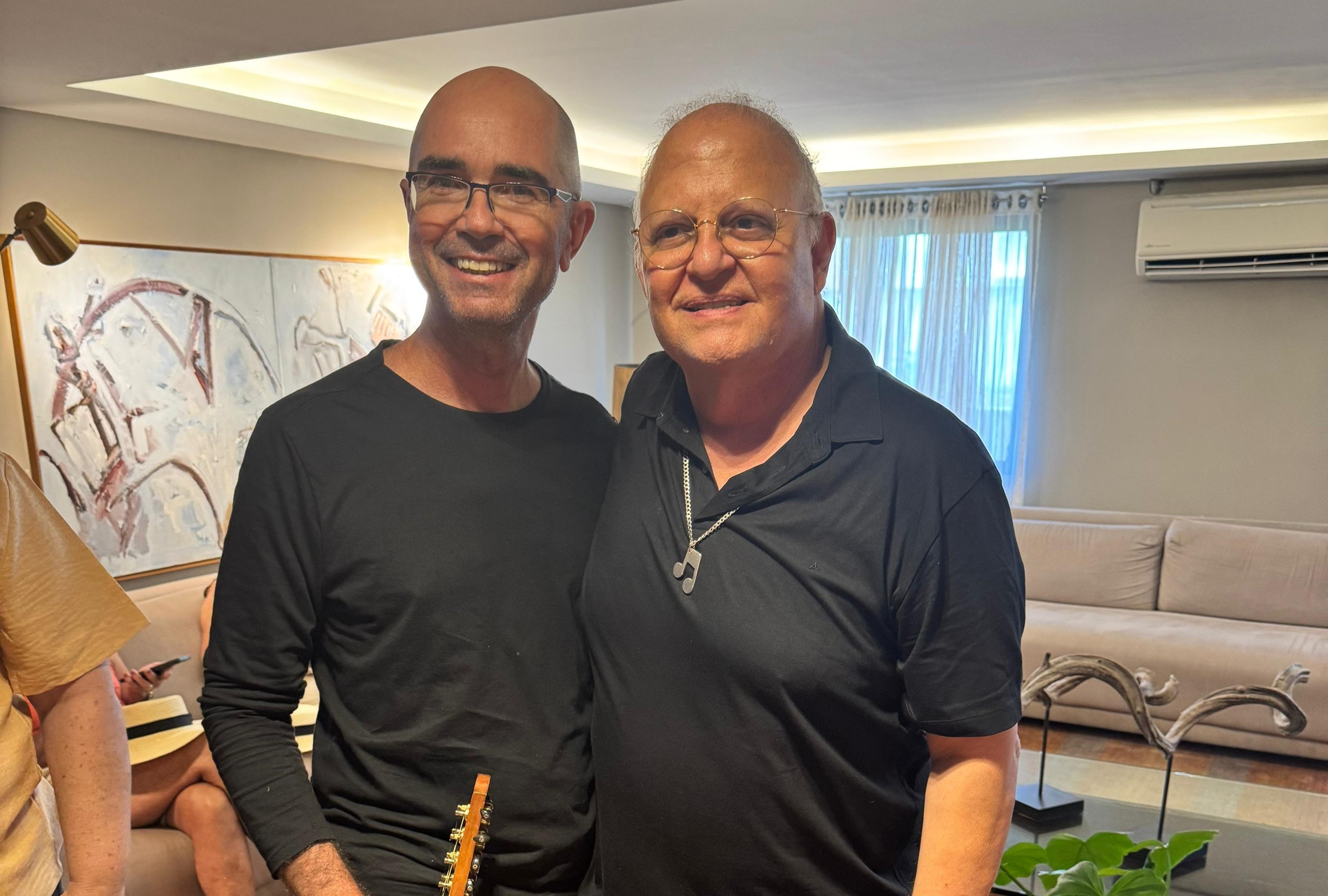 Guilherme Arantes recebe homenagem de coral universitário em visita a João Pessoa: 'Afetivo e inesperado'; VÍDEO