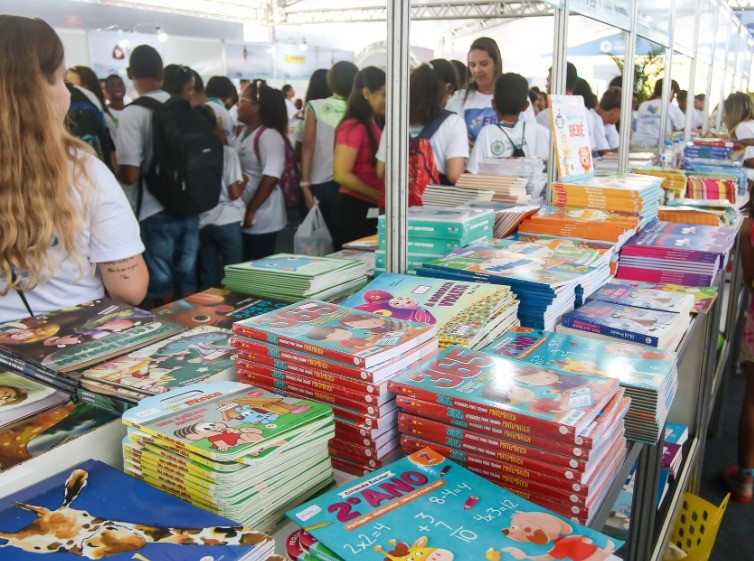Feira Literária de Saquarema recebe autores e shows até esta quarta