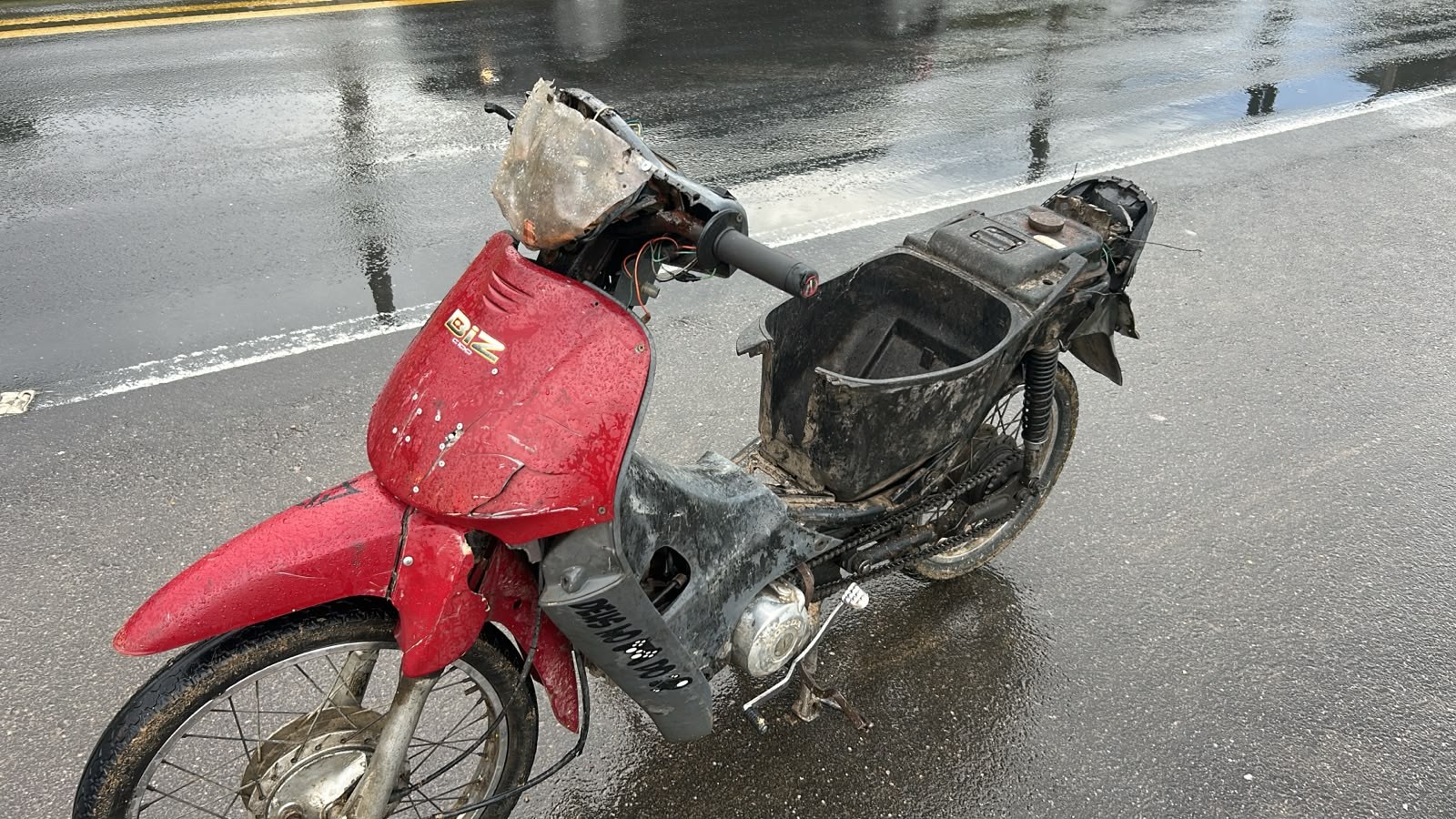 VÍDEO: Moto sem retrovisores ou banco e com pneus carecas é flagrada circulando em SC; veículo foi recolhido