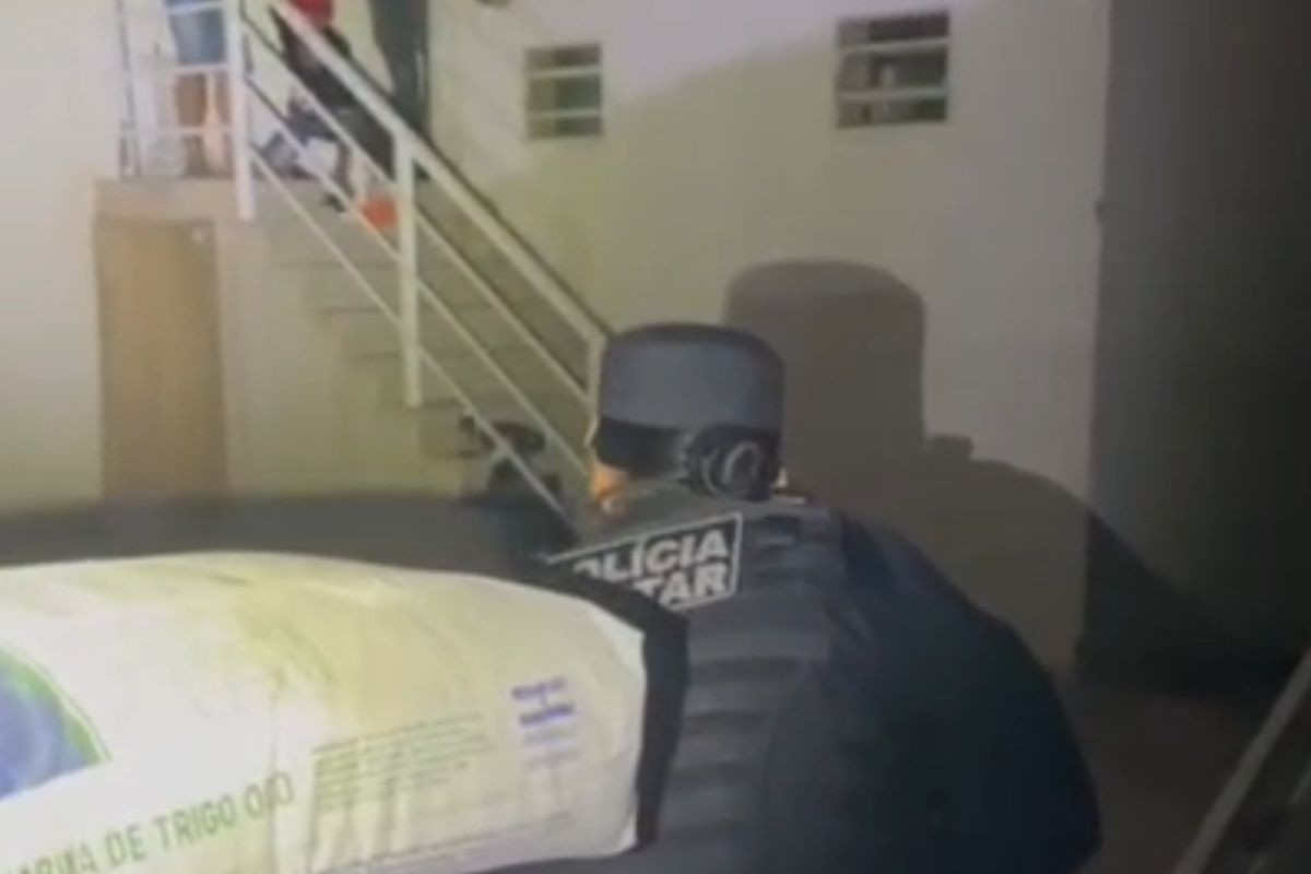 Polícia resgata família e prende 6 suspeitos em Cuiabá após pedido de ajuda em grupo de WhatsApp 
