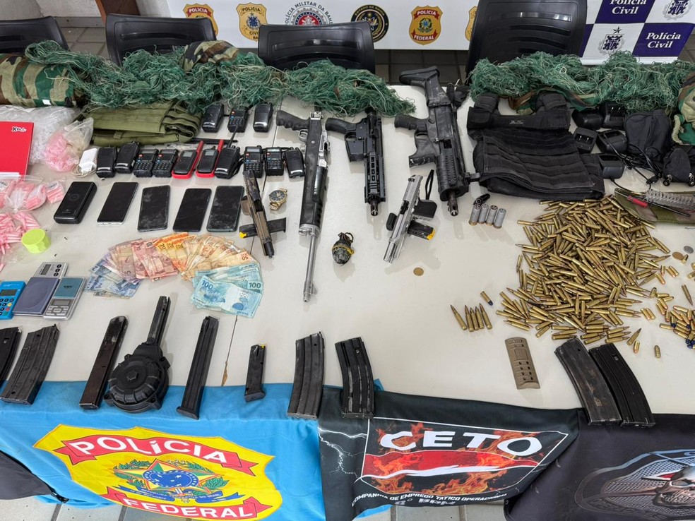 Roupas de camuflagem e granada estão entre os itens apreendidos em Caraíva — Foto: Marcelo Jaguarível/ TV Santa Cruz