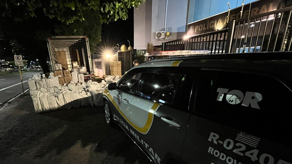 Polícia apreende R$ 360 mil em cigarros eletrônicos na SP-425 em Penápolis