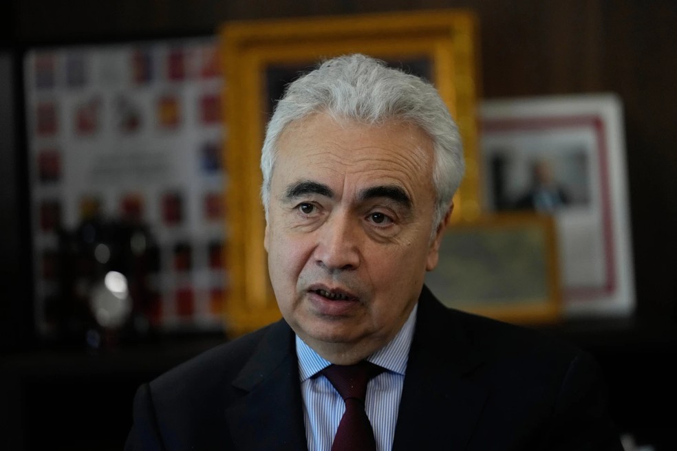 O diretor executivo da Agência Internacional de Energia (AIE), Fatih Birol, fala durante uma entrevista à Associated Press, na sede da AIE em Paris, na quinta-feira, 16 de abril de 2026. — Foto: AP/Michel Euler