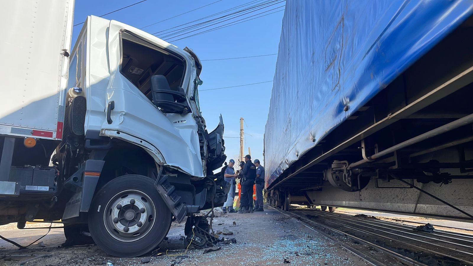 Colisão entre caminhão e trem bloqueia avenida de Hortolândia