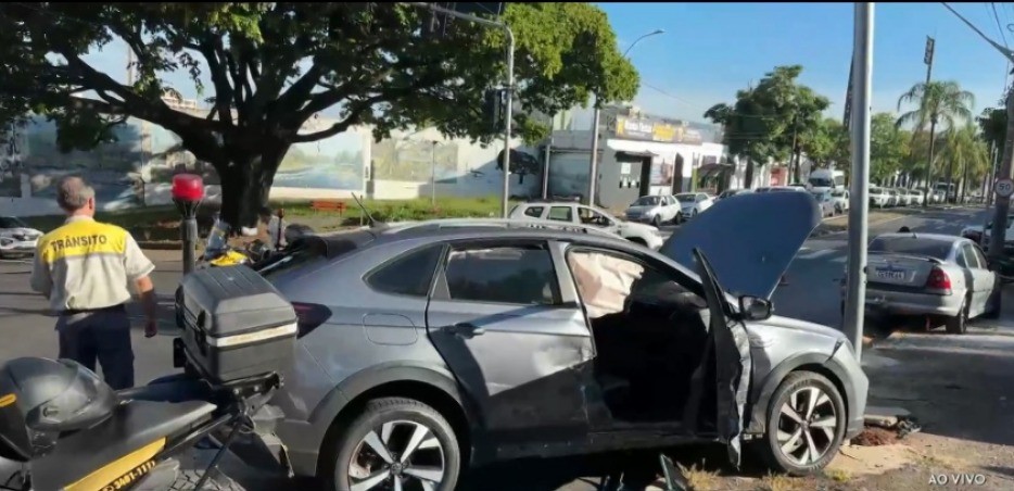 Acidente com 4 veículos complica trânsito em cruzamento da Avenida Independência em Piracicaba 