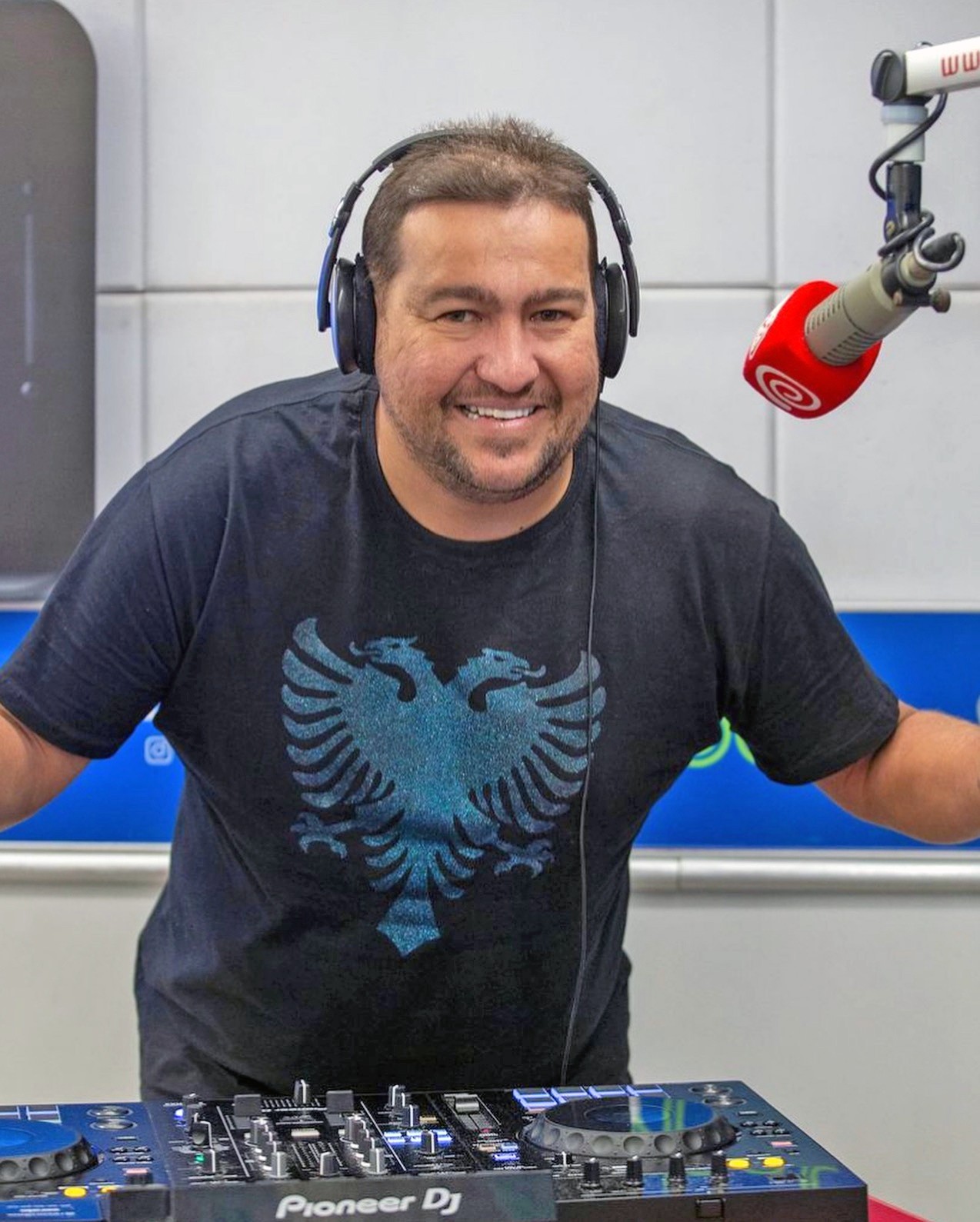 DJ Caverna, referência na cena funk carioca, morre aos 44 anos